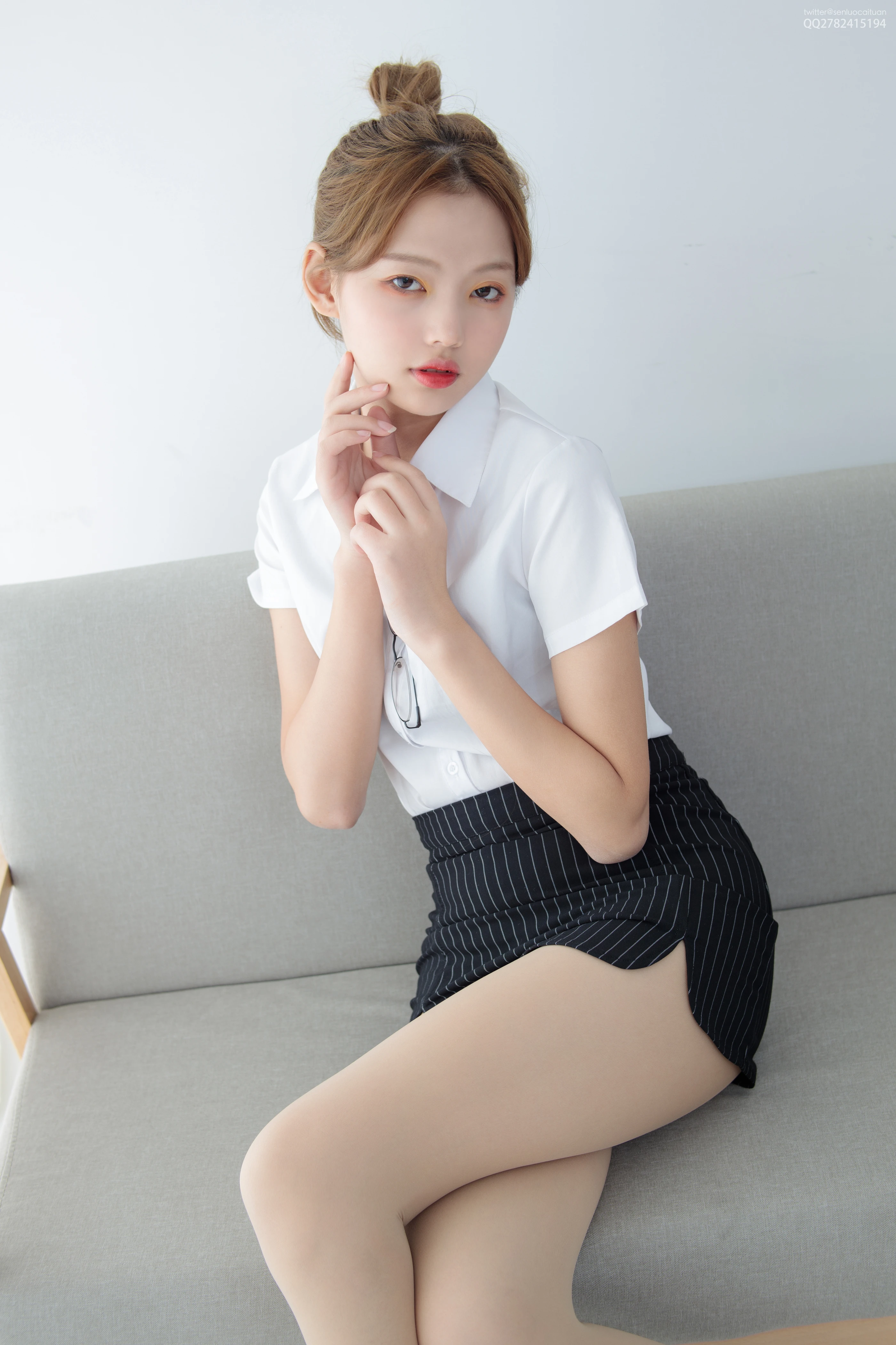 森萝财团 JKFUN-037《OL一定要搭配眼镜》50D肉丝 [63P 1V]插图